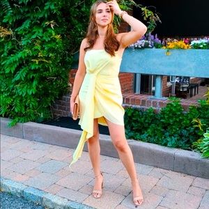 Head-turning yellow dress